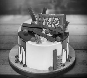 Premium Kitkat Cake (500gm)