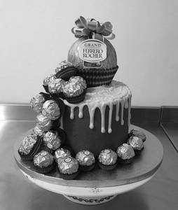 Ferrero Rocher Surprise Cake (1.5 Kg)