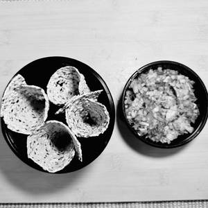 Masala Papad (4 Papad Rolls)