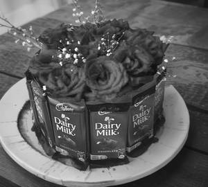 Dairy Milk Basket Cake (800gm)