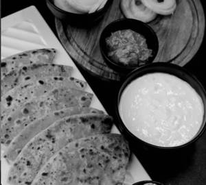 Paneer Paratha [2 Pieces] With Curd 