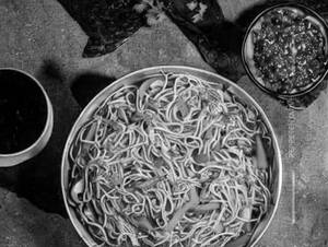 Veg Chilli Garlic Noodles [Serves 2]