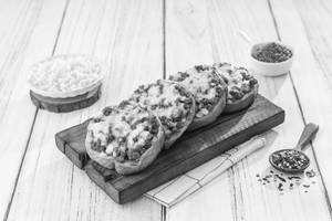Chicken Kheema Garlic Bread