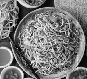 Burnt Garlic Hakka Noodles