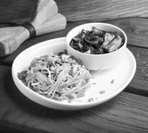 Veg Hakka Noodless With Chilli Paneer 4pc