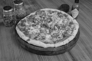 Butter Chicken Pizza + Americano