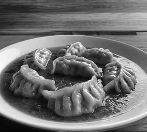 Red sauce momos [veg] [7 pieces]