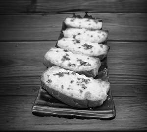 Cheesy chilli garlic bread [5 pc]