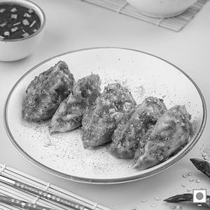Veg Pan Fried Momo In Hot Garlic Sauce