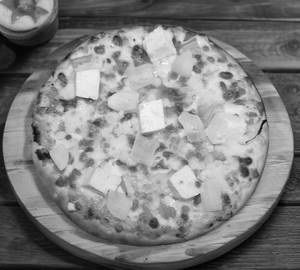 Paneer and onion pizza