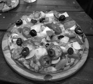 Creamy veg pizza