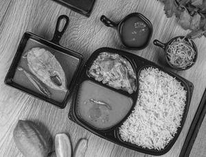 Shorshe Hilsa Office Parar Thali