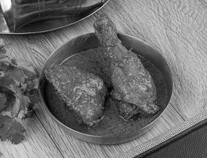 Chicken Dhakai Bhuna (2 Pcs)
