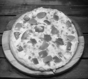 Tomato and capsicum pizza