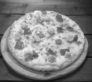 Baby corn and capsicum pizza