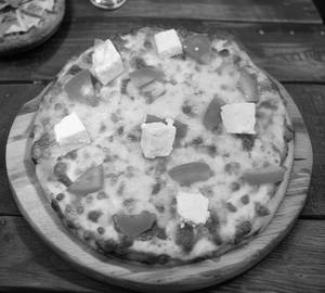 Paneer and tomato pizza