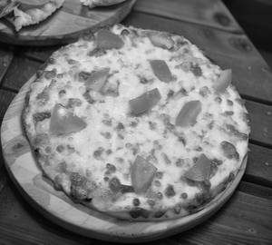 Tomato cheese pizza
