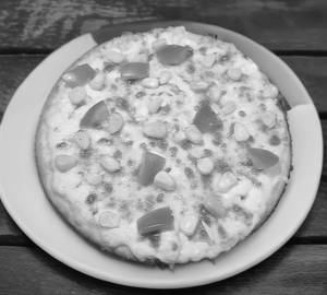 Tomato and corn pizza