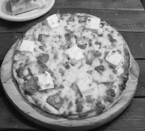 Paneer and capsicum pizza