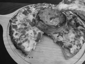 Cheese volcano pizza