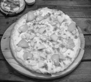 Onion and corn pizza