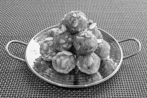 Gond Laddu