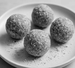 Keto Almond Energy Balls [4 Pcs]{ Pro-10G,Carbs: 6G.fat:-22G,Cal-260 }