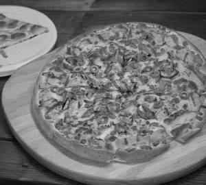 Thin crust chicken pizza