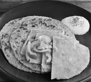 Pyaaz paratha 4 pices