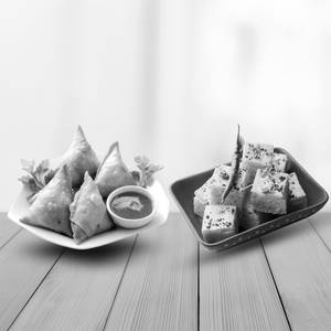 4 Pcs Samosa + Dhokla (250 Grams)