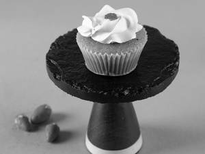 Strawberries And Cream Cupcakes (box of 6) Eggless