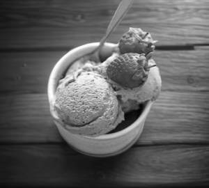 Strawberry ice cream [2 scoops]