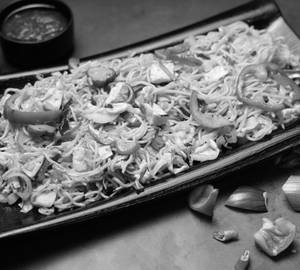 Mix Veg Noodles With Special Schezwan Chutney [ Serves 1-2 ]