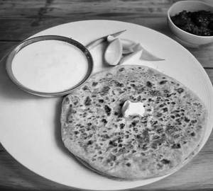 Aloo Paratha With Curd