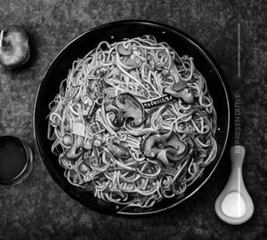 Mushroom hakka noodles