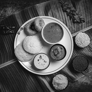 Idli-vada Combo (1pc Idli-2pc Vada)