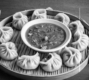 Steamed paneer momos