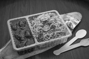 Hakka Noodles + Veg Manchurian Gravy (4 Pcs) (serves 1)
