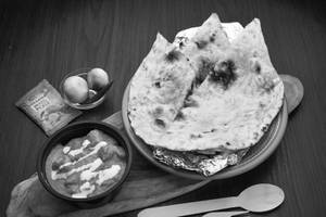 Butter Naan (1 Pc) + Panner Makhanwala + Pickles + Onions (serves 1)