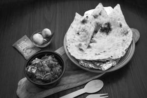 Butter Naan (1 Pc) + Kadai Paneer + Pickles + Onions (serves 1)
