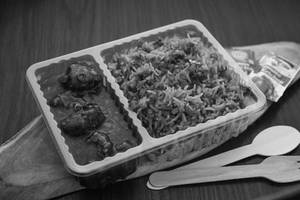 Schezwan Fried Rice + Veg Manchurian Gravy (4 Pcs) (serves 1)