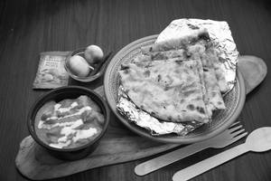 Masala Kulcha (1 Pc) + Panner Makhanwala + Pickles + Onions (serves 1)