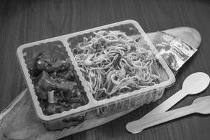 Hakka Noodles + Chilli Paneer Gravy (4 Pcs) (serves 1)