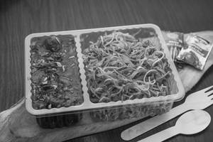 Chilli Garlic Noodles + Chilli Potato Gravy (4 Pcs) (serves 1)