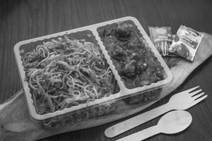 Chilli Garlic Noodles + Chilli Paneer Gravy (4 Pcs)  (serves 1)
