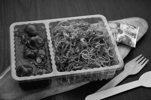 Schezwan Noodles + Chilli Paneer Gravy (4 Pcs) (serves 1)