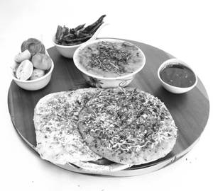 Chole With Stuffed Paneer Kulche (2 Pcs)