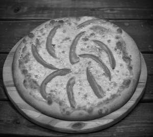Tomato and corn pizza