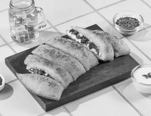 Chicken Tikka Stuffed Garlic Bread + Cheesy Dip...