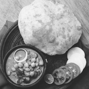 Chana Bhatura [2pc]